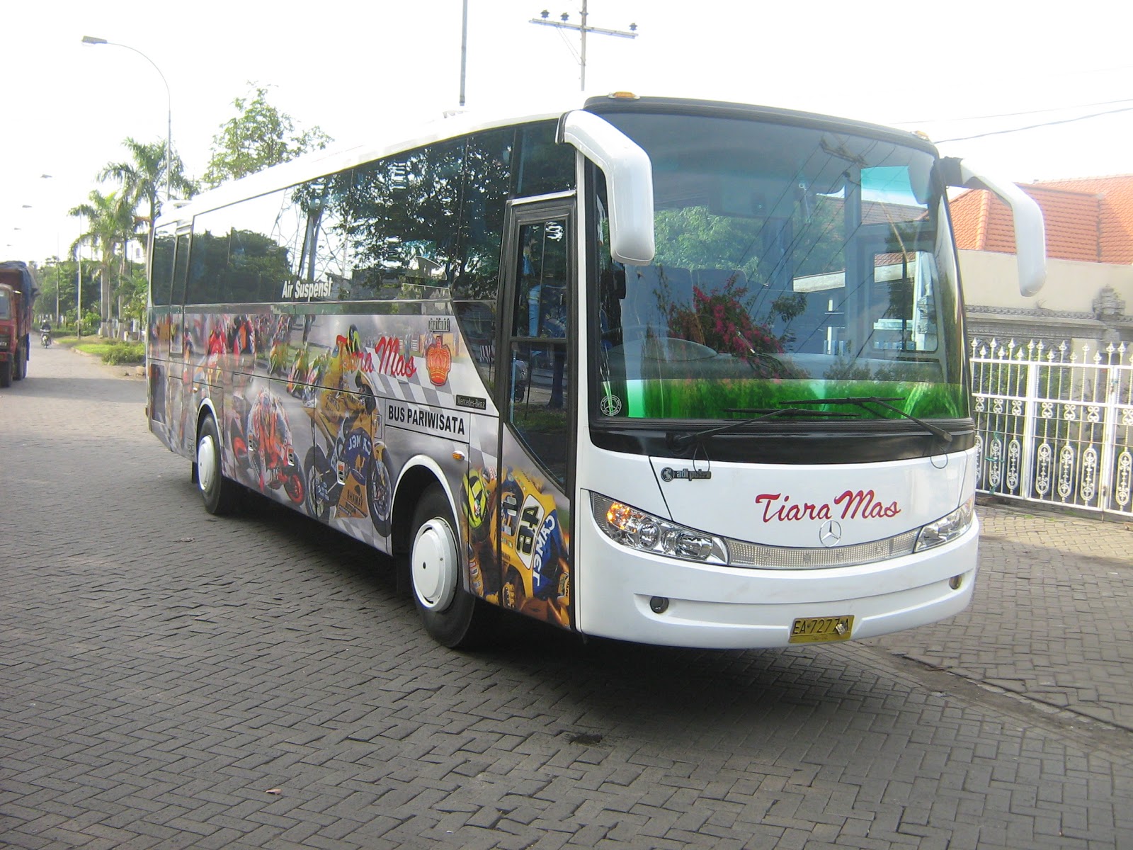 Bus Pariwisata Trans Surabaya murah 2016